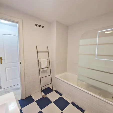 Reserva Rooftop Retreat 2br Penthouse With Private Rooftop, 2 Pools, Parking & Ac Appartement